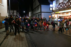 Sankt Martin Laternenumzug durch die Stadt (Foto: Karl-Franz Thiede)